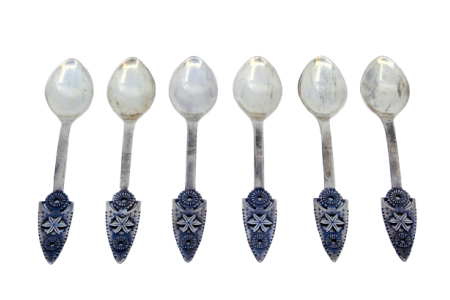  Conjunto de seis colheres de café em prata com cabos recortados e relevados.